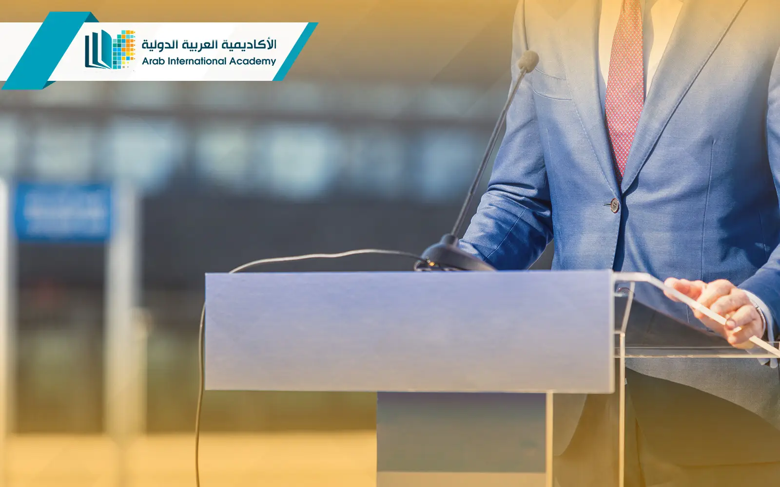 رجل يقدم عرضًا تقديميًا في مؤتمر عن العلوم السياسية، يمثل مهارات التواصل والتحليل السياسي والقيادة.