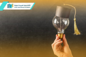 يد تحمل مصباحًا بقبعة تخرج يمثل التأهيل التربوي والإبداع في التعليم المؤدي للتخرج