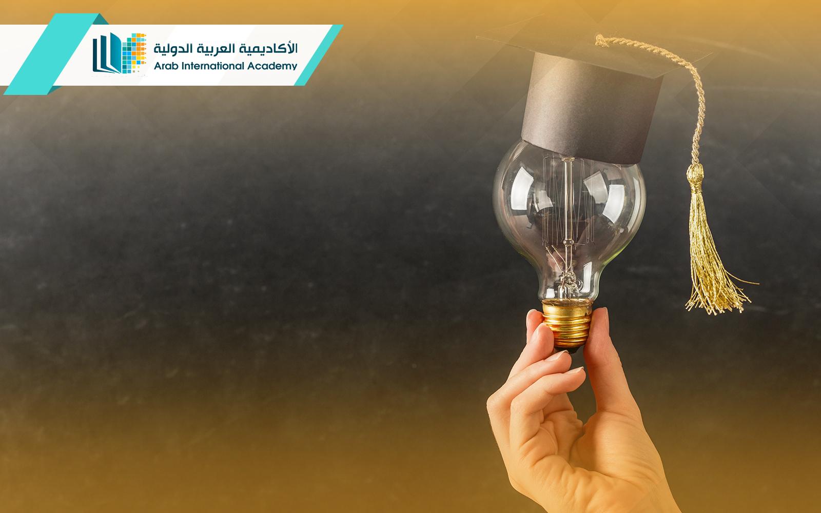 يد تحمل مصباحًا بقبعة تخرج يمثل التأهيل التربوي والإبداع في التعليم المؤدي للتخرج