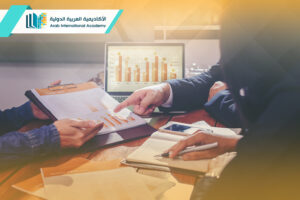 أيدٍ تتعاون في تحليل بيانات ومخططات، تمثل إدارة المشاريع وتخطيط المشاريع