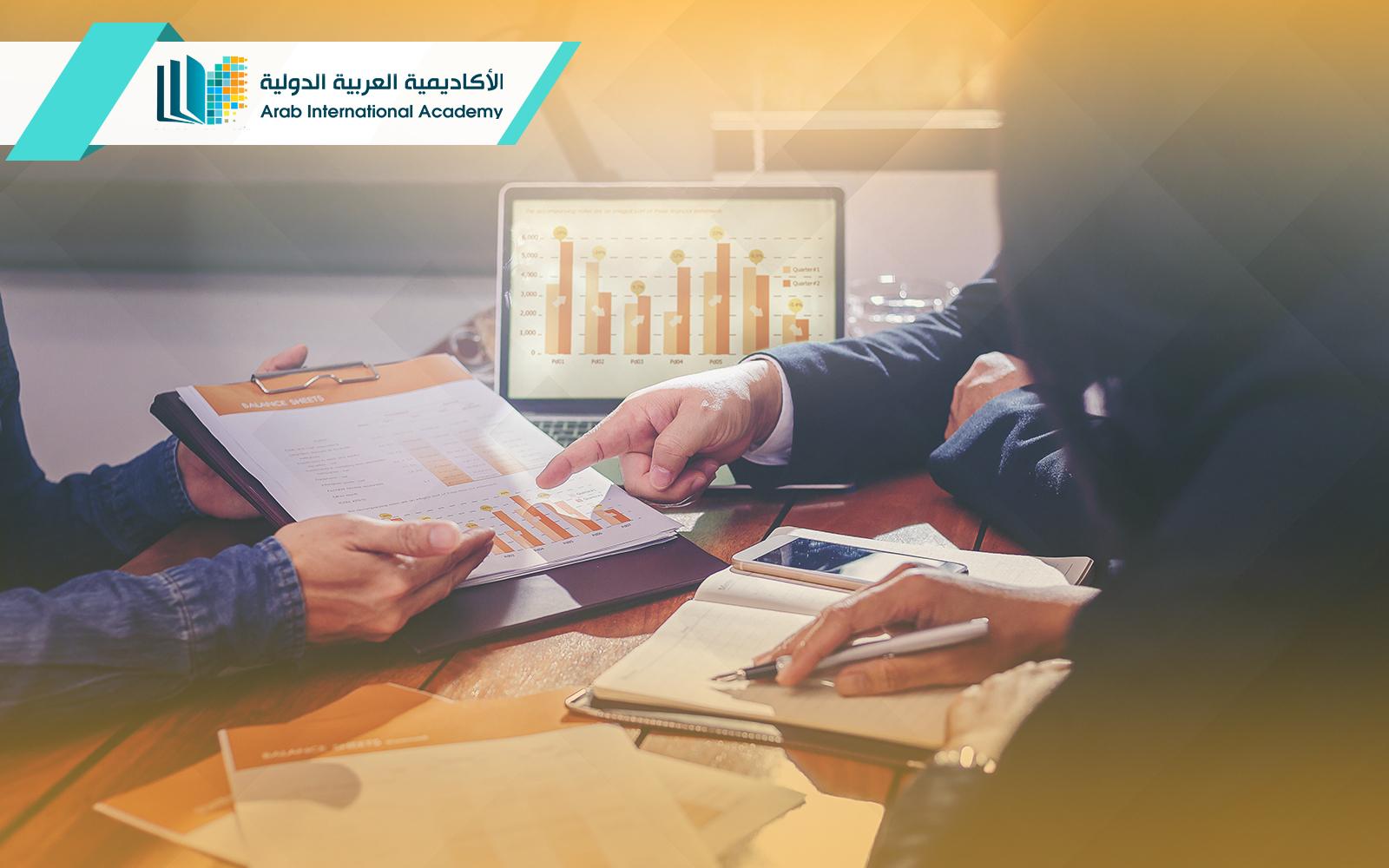 أيدٍ تتعاون في تحليل بيانات ومخططات، تمثل إدارة المشاريع وتخطيط المشاريع