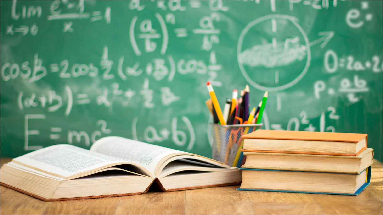 سبورة وكتب وأدوات دراسية، يمثل التعليم التقليدي والبيئة المدرسية المرتبطة بالإدارة التربوية