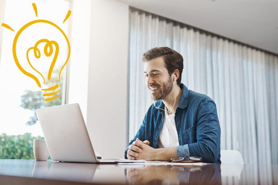 رجل يعمل على لابتوب مع رسم لمصباح مضيء يمثل الابتكار في ريادة الأعمال والأفكار الجديدة
