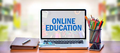 لابتوب يعرض عبارة "ONLINE EDUCATION"، يمثل أدوات التعليم عن بعد والتعليم الإلكتروني في زمن الأزمات.