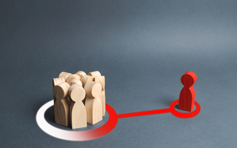 رسم يوضح عملية تحديد واستهداف المستثمرين لجذب استثمار لمشروع ناشئ