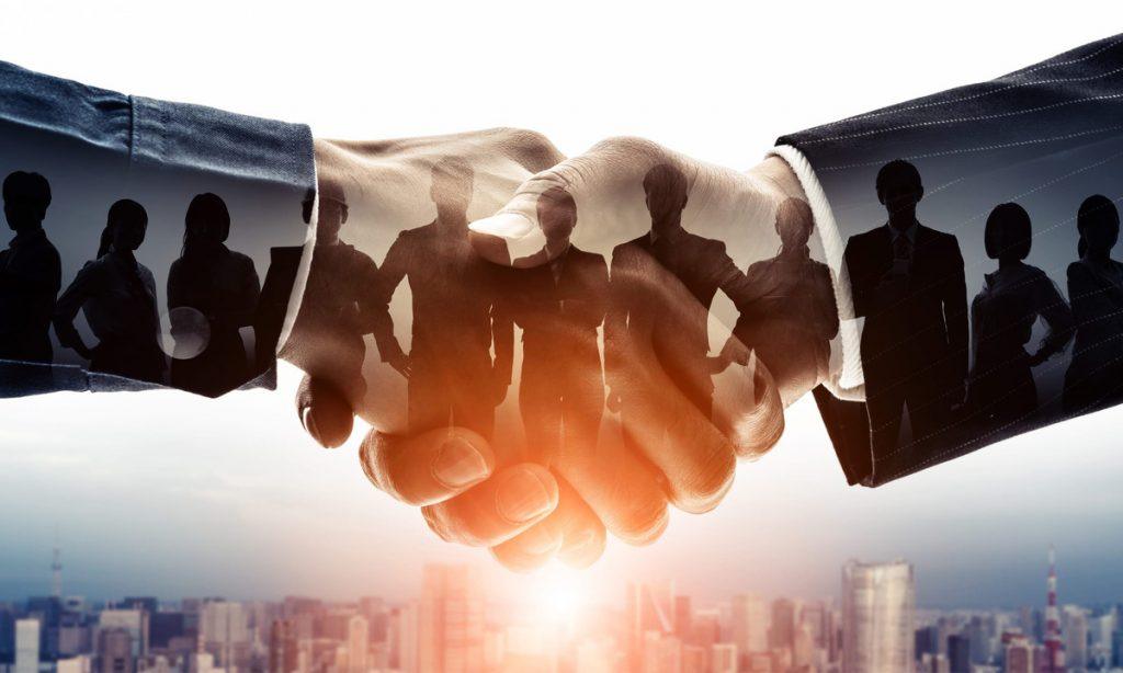 أيدي فريق عمل تشير إلى وثيقة