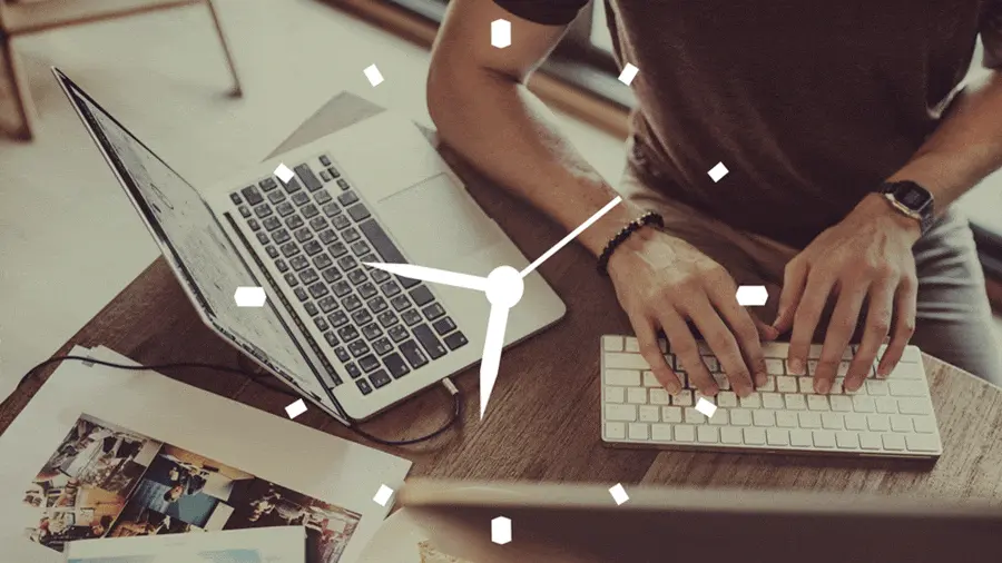 يدان تعملان على كمبيوتر مع ساعة، تمثل إدارة الوقت في التعليم عن بعد وتأثيرها على الأداء الأكاديمي.