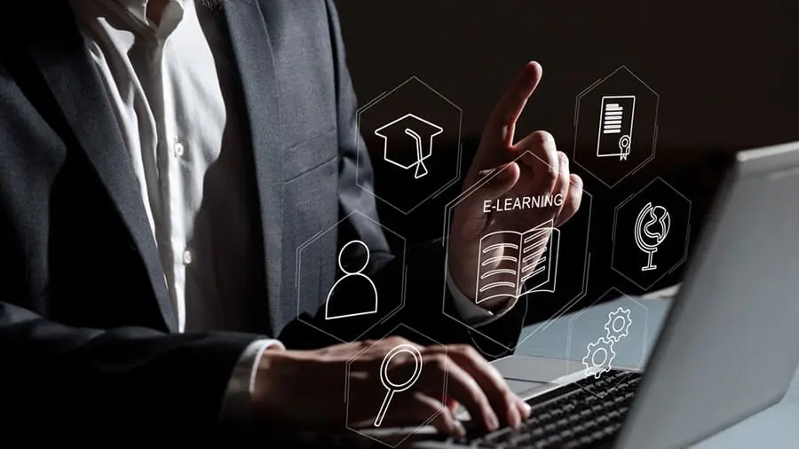 يد تتفاعل مع واجهة التعلم الإلكتروني لعرض أدوات إنشاء محتوى تعليمي تفاعلي