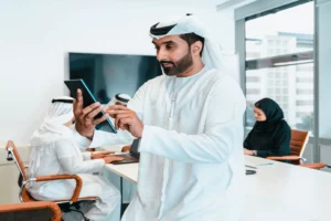 رجل أعمال يستخدم تابلت في مكتب، يطور مهاراته لأهم التخصصات المطلوبة في سوق العمل عبر التعليم عن بُعد.