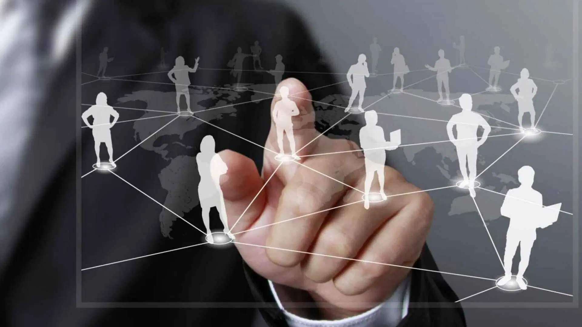 رسم يوضح شبكة التواصل العالمية والفرص المهنية المتاحة بعد اختيار برنامج الدبلوم عن بعد المناسب.