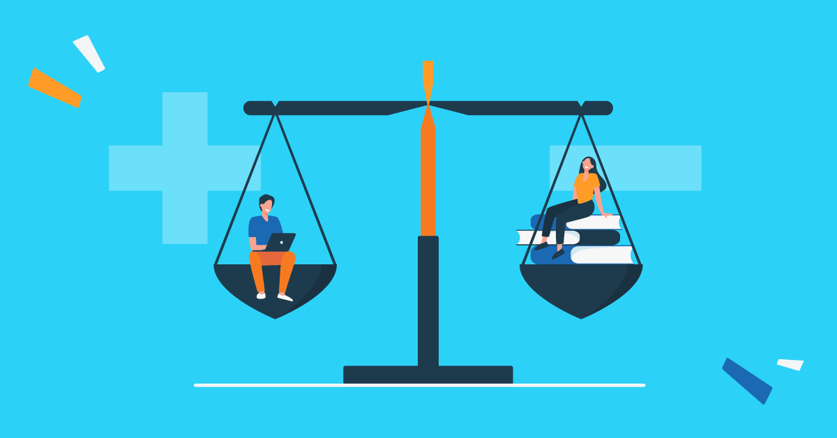 رسم يوضح مقارنة بين برامج الدبلوم عن بُعد (تعلم على حاسوب) والبرامج التقليدية (تعلم على كتب) باستخدام ميزان.