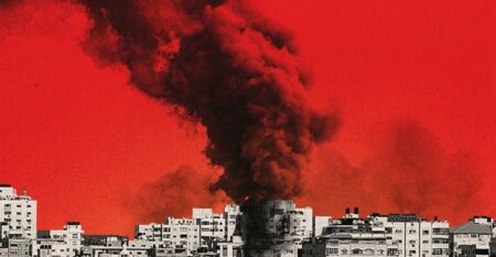 مشهد لمدينة يتصاعد منها الدخان بكثافة، يمثل أحداث ما بعد 7 أكتوبر في غزة