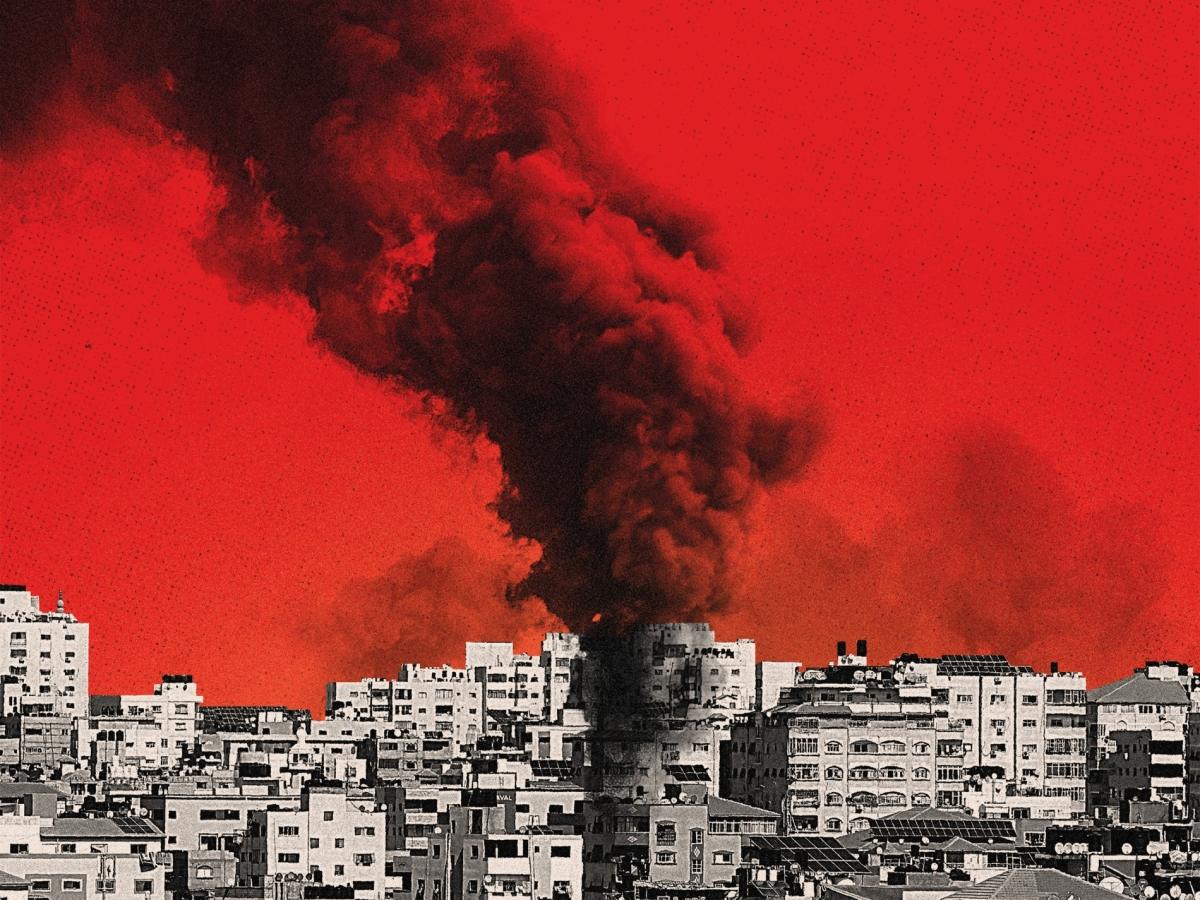 مشهد لمدينة يتصاعد منها الدخان بكثافة، يمثل أحداث ما بعد 7 أكتوبر في غزة
