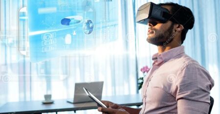 رجل يرتدي نظارة الواقع الافتراضي (VR) ويتفاعل مع بيانات في الميتافيرس، يمثل تكنولوجيا الميتافيرس وتطبيقاتها.