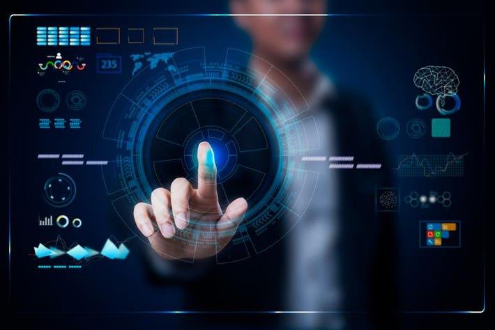 يد تتفاعل مع بيانات التسويق الرقمي على واجهة رقمية مستقبلية تعتمد على الذكاء الاصطناعي والتحليلات