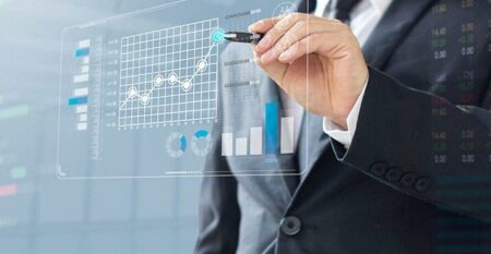 رجل أعمال يحلل رسماً بيانياً، يمثل مهارات تحليل البيانات والتخطيط في إدارة الأعمال