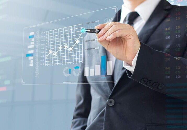 رجل أعمال يحلل رسماً بيانياً، يمثل مهارات تحليل البيانات والتخطيط في إدارة الأعمال