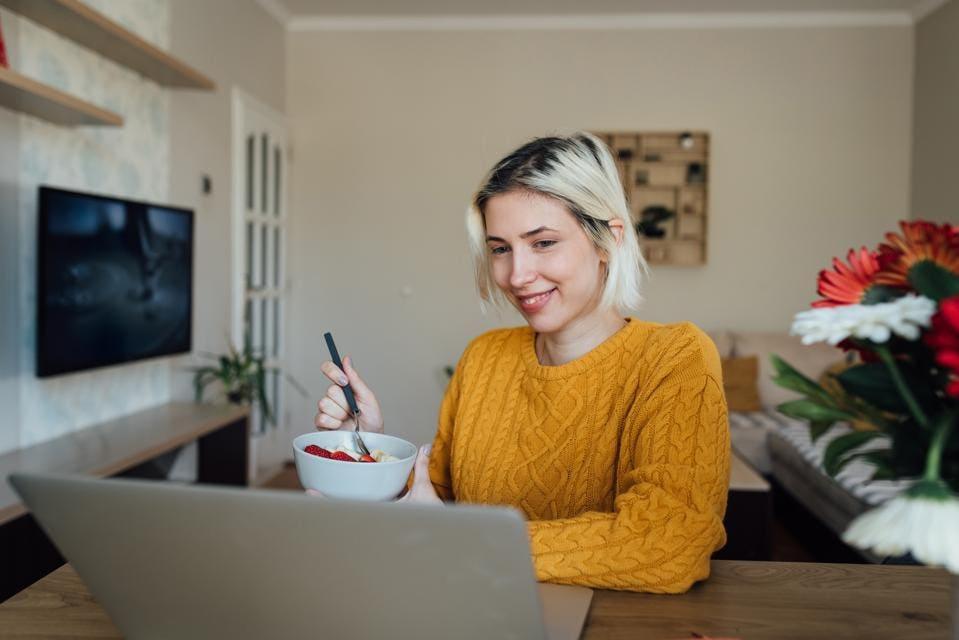 المقاطعة السلوكية والسلبية أثناء المقابلة وهي من أخطاء مقابلات العمل الافتراضية المدمرة