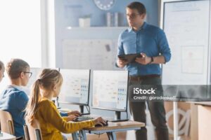 رجل يتفاعل مع مساعد ذكاء اصطناعي افتراضي لدعم التعلم