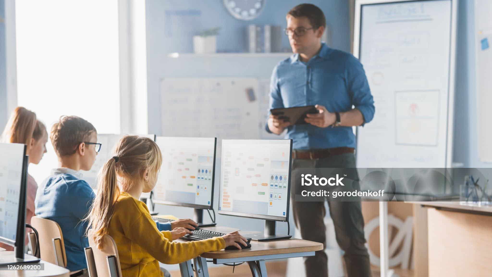 رجل يتفاعل مع مساعد ذكاء اصطناعي افتراضي لدعم التعلم