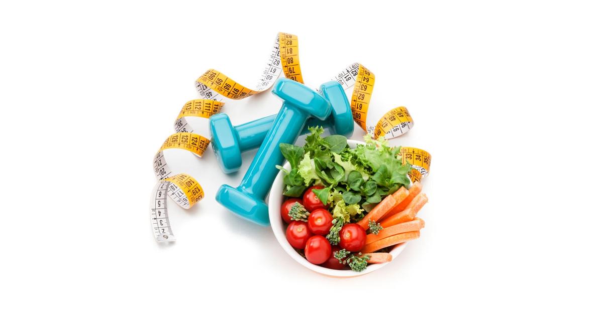 وعاء سلطة ودنابل وشريط قياس يمثل أسلوب حياة صحي والتغذية السليمة